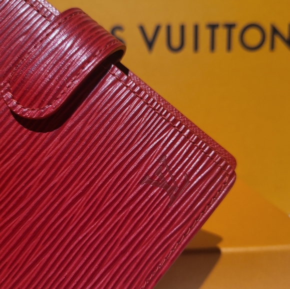 🔥SOLD🔥LOUIS🌻VUITTON EUC Epi Bifold Passport Agenda - Picture 10 of 16
